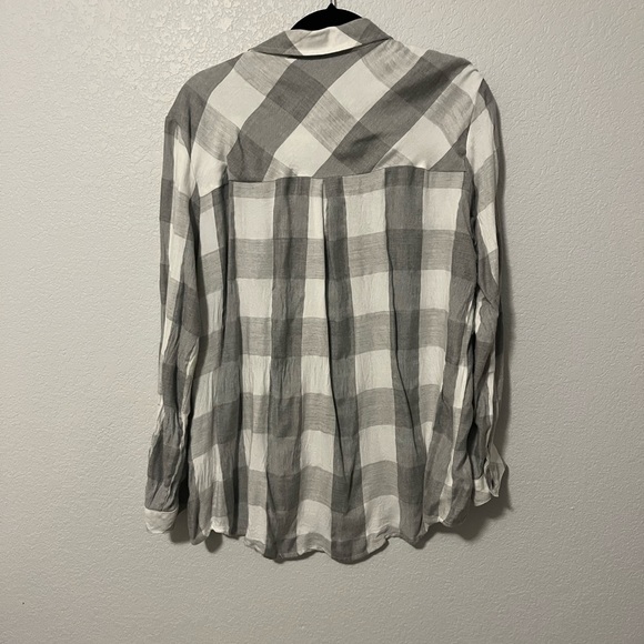 Lightweight plaid button down with lace detail - Picture 4 of 6